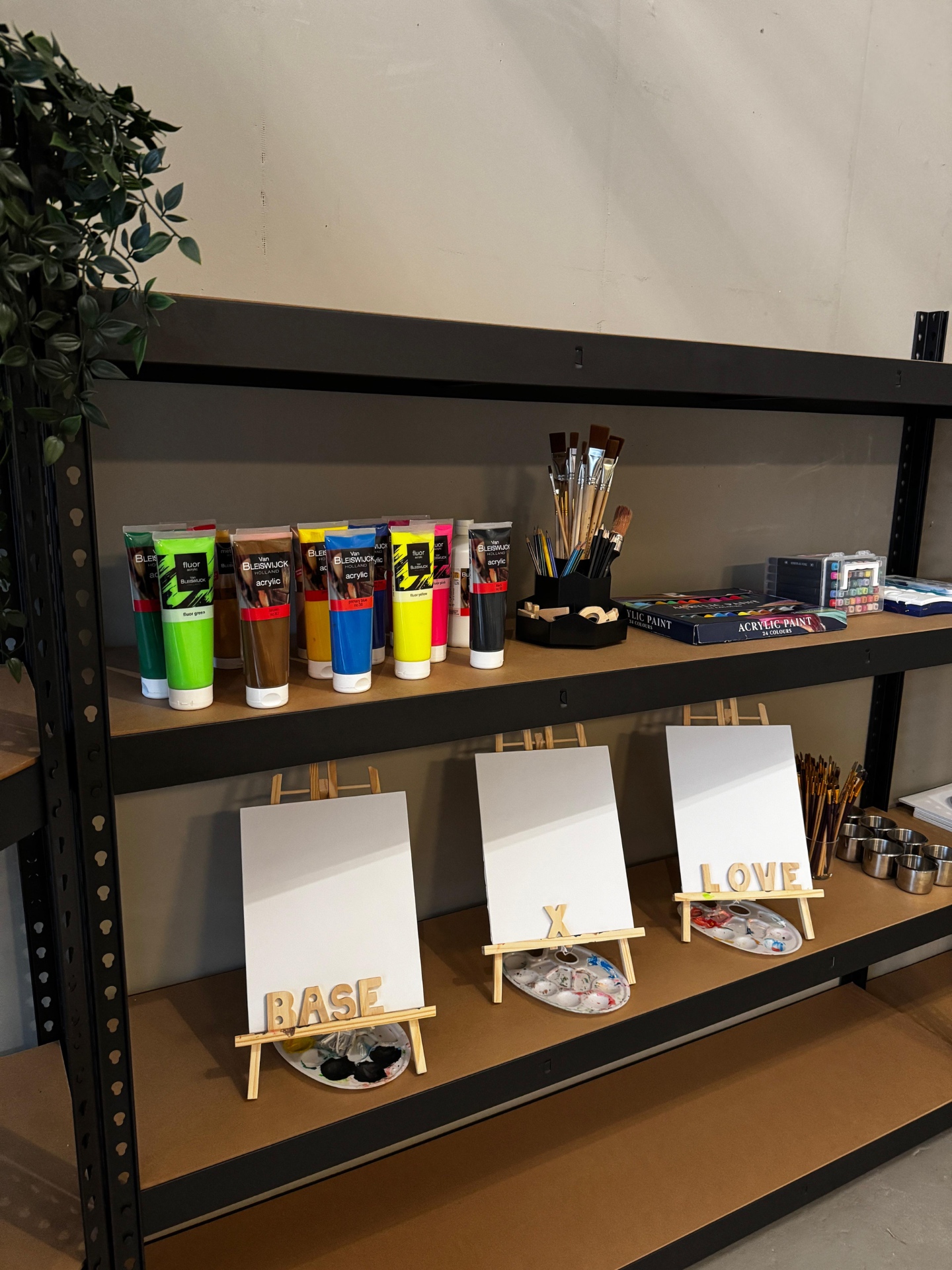 Acrylfarben, Pinsel und vorbereitete Leinwände im Atelier