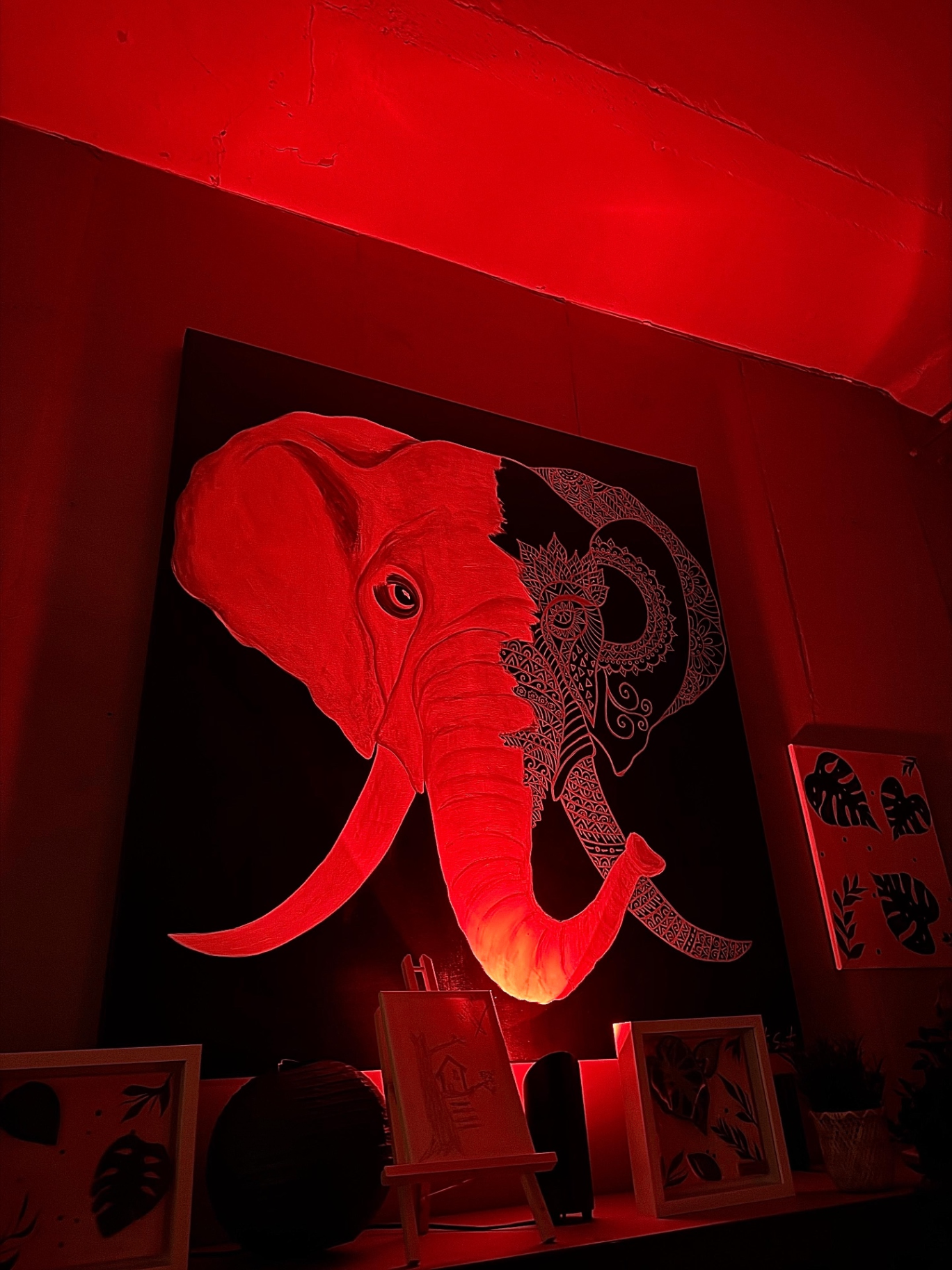 Goldener Elefant in rotem Licht — BASE OF ART Atelier