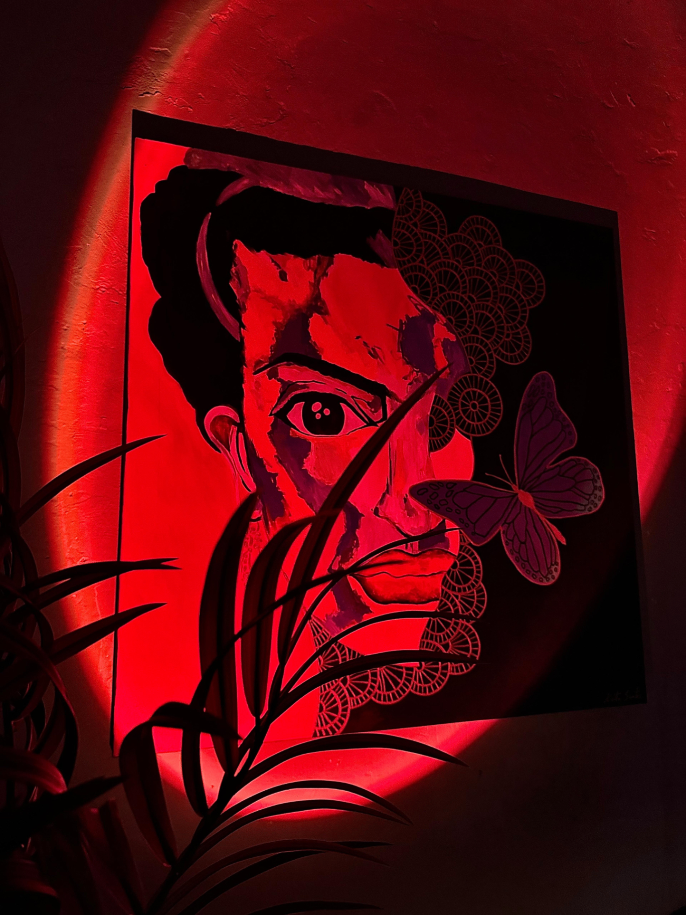 Frida-Kunstwerk im roten Atelier-Licht — BASE OF ART